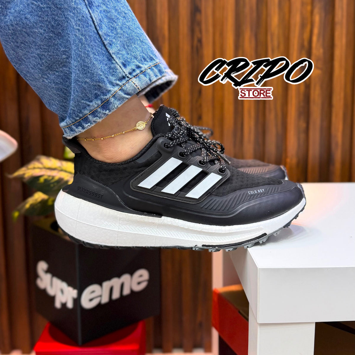ULTRABOOST CORE CONTRAST